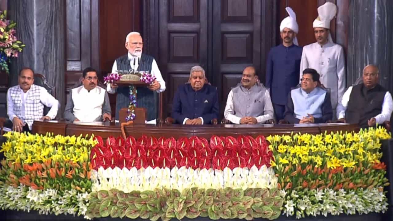 ಹಳೇ ಸಂಸತ್ ಕಟ್ಟಡ ಇನ್ಮುಂದೆ ಸಂವಿಧಾನ ಸದನ, ಪ್ರಧಾನಿ ಮೋದಿ ಹೇಳಿದ್ದೇನು? ಹಳೇ ಸಂಸತ್ ಕಟ್ಟಡ ಇನ್ಮುಂದೆ ಸಂವಿಧಾನ ಸದನ, ಪ್ರಧಾನಿ ಮೋದಿ ಹೇಳಿದ್ದೇನು?