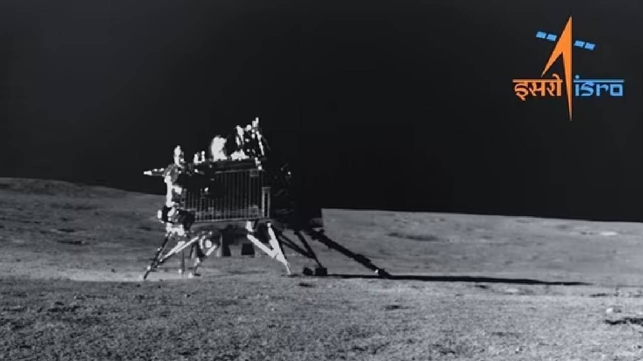 ಹೊಸ ಅಧ್ಯಯನವು ಭೂಮಿಯ ಎಲೆಕ್ಟ್ರಾನ್‌ಗಳು ಚಂದ್ರನ ಮೇಲೆ ನೀರಿನ ರಚನೆಗೆ ಕೊಡುಗೆ ನೀಡುತ್ತದೆ ಎಂದು ಸೂಚಿಸುತ್ತದೆ