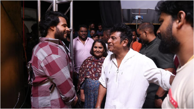 ನಿಖಿಲ್​ ಕುಮಾರ್​ ಸಿನಿಮಾದ ಸೆಟ್​ಗೆ ಭೇಟಿ ನೀಡಿದ ಶಿವರಾಜ್​ಕುಮಾರ್​; ಫೋಟೋ