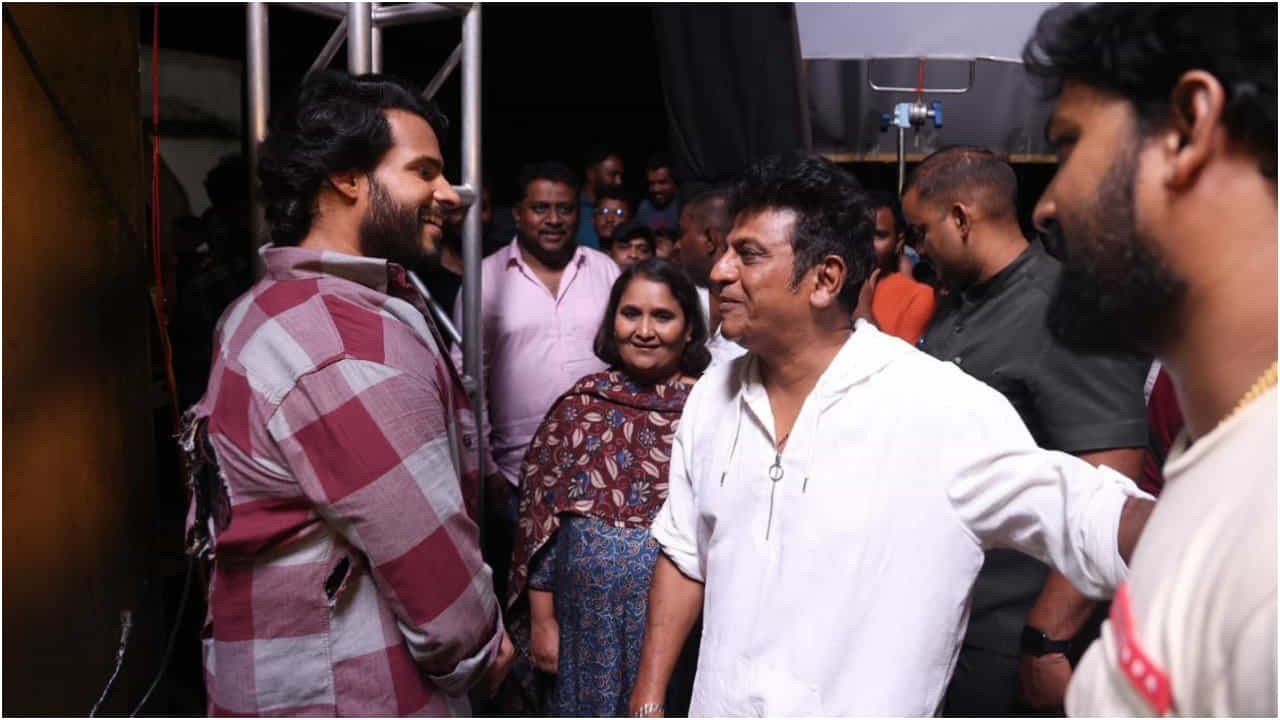 ನಿಖಿಲ್ ಕುಮಾರ್ ಸಿನಿಮಾದ ಸೆಟ್ಗೆ ಭೇಟಿ ನೀಡಿದ ಶಿವರಾಜ್ಕುಮಾರ್; ಫೋಟೋ ವೈರಲ್ ನಿಖಿಲ್ ಕುಮಾರ್ ಸಿನಿಮಾದ ಸೆಟ್ಗೆ ಭೇಟಿ ನೀಡಿದ ಶಿವರಾಜ್ಕುಮಾರ್; ಫೋಟೋ ವೈರಲ್