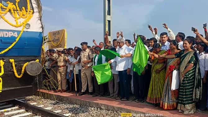 ಹಳ್ಳಿಗುಡಿಯಲ್ಲಿ ಪ್ಯಾಸೆಂಜರ್ ವಿಶೇಷ ರೈಲು ನಿಲುಗಡೆ ಸೌಲಭ್ಯಕ್ಕೆ ಚಾಲನ