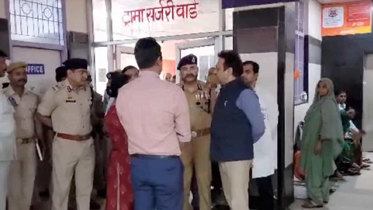 ಉತ್ತರ ಪ್ರದೇಶ: ರೈಲ್ವೆ ಕಂಪಾರ್ಟ್ಮೆಂಟ್ನಲ್ಲಿ ರಕ್ತಸಿಕ್ತ ಸ್ಥಿತಿಯಲ್ಲಿ ಮಹಿಳಾ ಕಾನ್ಸ್ಟೆಬಲ್ ಪತ್ತೆ ಉತ್ತರ ಪ್ರದೇಶ: ರೈಲ್ವೆ ಕಂಪಾರ್ಟ್ಮೆಂಟ್ನಲ್ಲಿ ರಕ್ತಸಿಕ್ತ ಸ್ಥಿತಿಯಲ್ಲಿ ಮಹಿಳಾ ಕಾನ್ಸ್ಟೆಬಲ್ ಪತ್ತೆ