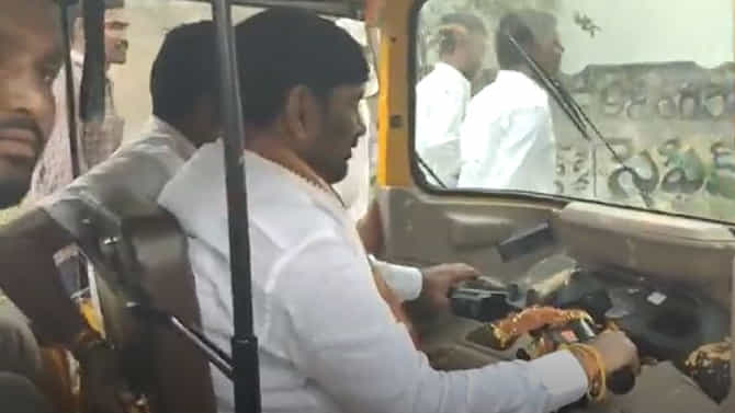 ಅಭಿಮಾನಿಗೋಸ್ಕರ ಆಟೋ ಓಡಿಸಿದ ಸಚಿವ ಜಗದೀಶ್ ರೆಡ್ಡಿ