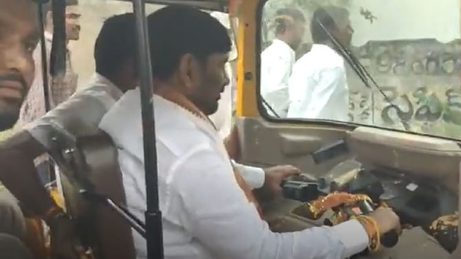 ಅಭಿಮಾನಿಗೋಸ್ಕರ ಆಟೋ ಓಡಿಸಿದ ಸಚಿವ ಜಗದೀಶ್ ರೆಡ್ಡಿ