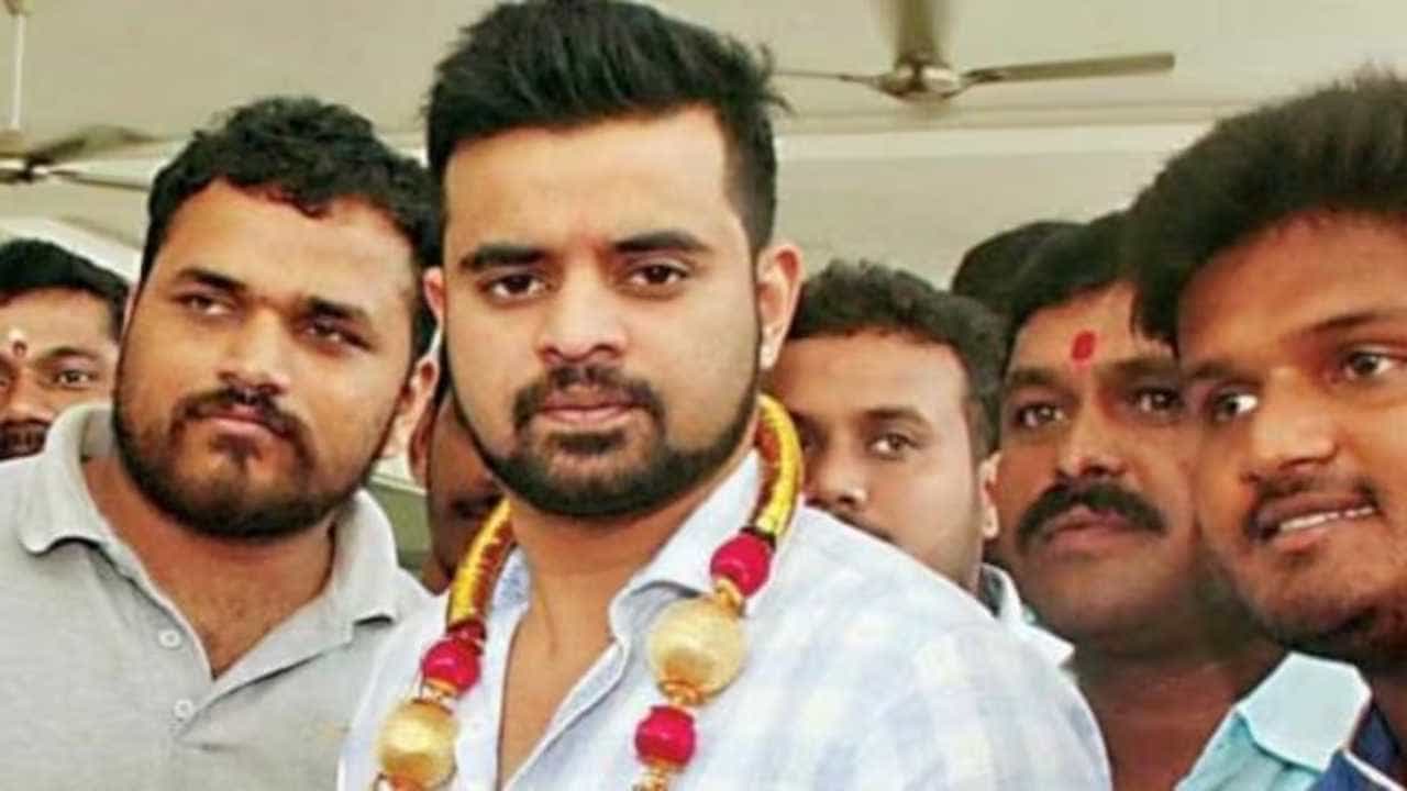 ಅಸಿಂಧು ಆದೇಶಕ್ಕೆ ತಡೆ ಇಲ್ಲ: ಸಂಸದ ಪ್ರಜ್ವಲ್ ರೇವಣ್ಣ ಅರ್ಜಿ ವಜಾಗೊಳಿಸಿದ ಹೈಕೋರ್ಟ್ ಅಸಿಂಧು ಆದೇಶಕ್ಕೆ ತಡೆ ಇಲ್ಲ: ಸಂಸದ ಪ್ರಜ್ವಲ್ ರೇವಣ್ಣ ಅರ್ಜಿ ವಜಾಗೊಳಿಸಿದ ಹೈಕೋರ್ಟ್