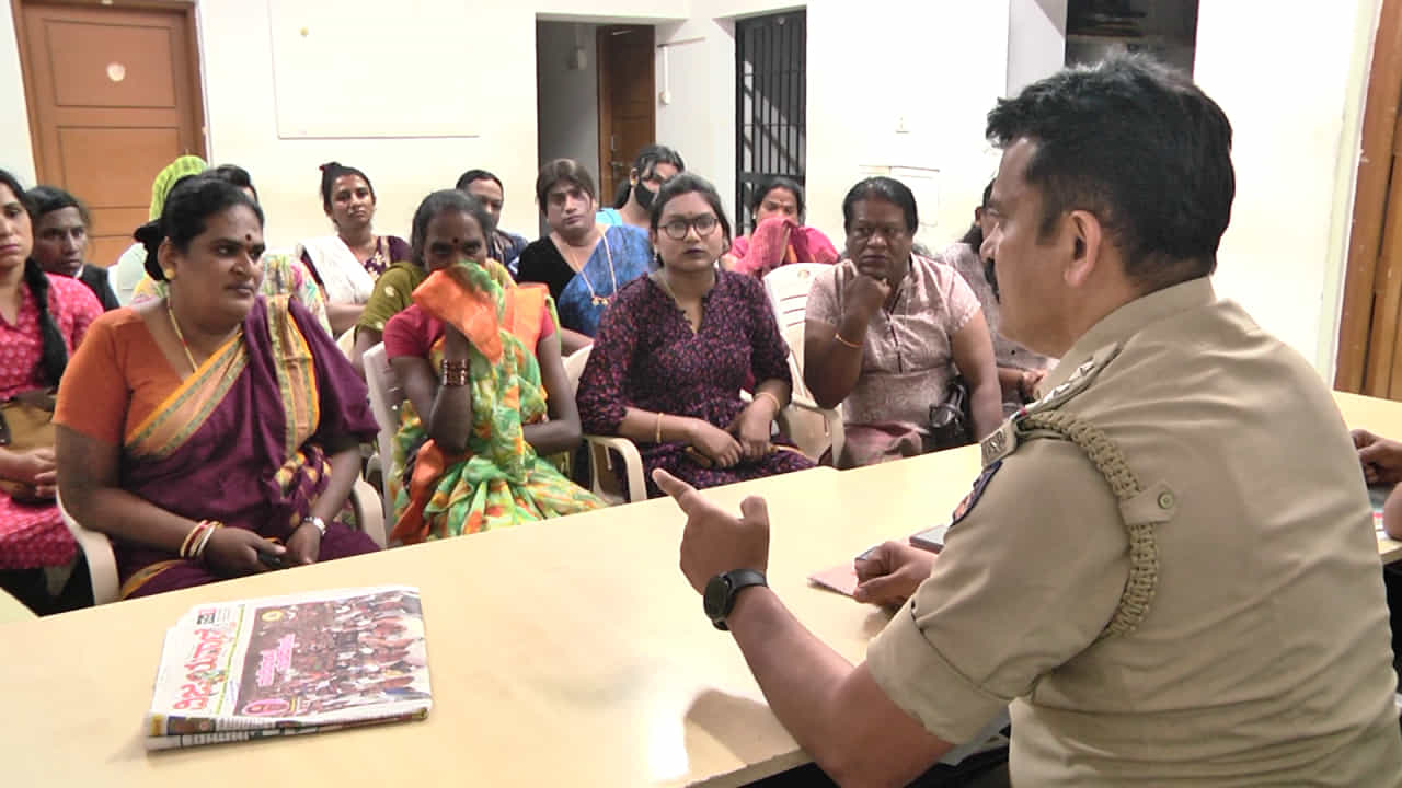 ಮಂಗಳಮುಖಿಯರ ವಿರುದ್ಧ ಹೆಚ್ಚಾದ ಸಾರ್ವಜನಿಕರ ದೂರು: ಠಾಣೆಗೆ ಕರೆಸಿ ಹಿಗ್ಗಾಮುಗ್ಗ ಕ್ಲಾಸ್ ತೆಗೆದುಕೊಂಡ ನೆಲಮಂಗಲ ಇನ್ಸ್ಪೆಕ್ಟರ್ ಮಂಗಳಮುಖಿಯರ ವಿರುದ್ಧ ಹೆಚ್ಚಾದ ಸಾರ್ವಜನಿಕರ ದೂರು: ಠಾಣೆಗೆ ಕರೆಸಿ ಹಿಗ್ಗಾಮುಗ್ಗ ಕ್ಲಾಸ್ ತೆಗೆದುಕೊಂಡ ನೆಲಮಂಗಲ ಇನ್ಸ್ಪೆಕ್ಟರ್