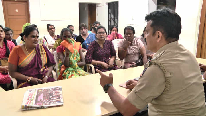 ಮಂಗಳಮುಖಿಯರ ವಿರುದ್ಧ ಹೆಚ್ಚಾದ ಸಾರ್ವಜನಿಕರ ದೂರು: ಠಾಣೆಗೆ ಕರೆಸಿ ಹಿಗ್ಗಾಮುಗ್ಗ ಕ್ಲಾಸ್ ತೆಗೆದುಕೊಂಡ ನೆಲಮಂಗಲ ಇನ್ಸ್ಪೆಕ್ಟರ್ ಮಂಗಳಮುಖಿಯರ ವಿರುದ್ಧ ಹೆಚ್ಚಾದ ಸಾರ್ವಜನಿಕರ ದೂರು: ಠಾಣೆಗೆ ಕರೆಸಿ ಹಿಗ್ಗಾಮುಗ್ಗ ಕ್ಲಾಸ್ ತೆಗೆದುಕೊಂಡ ನೆಲಮಂಗಲ ಇನ್ಸ್ಪೆಕ್ಟರ್
