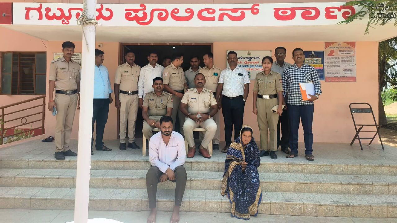 ರಾಯಚೂರು: ಜೈಲಿನಿಂದ ಎಸ್ಕೇಪ್ ಆಗಿದ್ದ ಕೊಲೆ ಆರೋಪಿಯನ್ನು ಪೋಷಕರು ವಾಪಸ್​​ ಕರೆತಂದು ಪೊಲೀಸರಿಗೆ ಒಪ್ಪಿಸಿದರು!