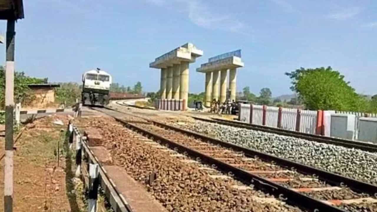 Hubballi Ankola Railway Line Project: ಹುಬ್ಬಳ್ಳಿ-ಅಂಕೋಲಾ ರೈಲು ಮಾರ್ಗಕ್ಕೆ ಹೊಸ ಪ್ರಸ್ತಾವನೆ ಸಲ್ಲಿಸಲಿದೆ ರೈಲ್ವೆ Hubballi Ankola Railway Line Project: ಹುಬ್ಬಳ್ಳಿ-ಅಂಕೋಲಾ ರೈಲು ಮಾರ್ಗಕ್ಕೆ ಹೊಸ ಪ್ರಸ್ತಾವನೆ ಸಲ್ಲಿಸಲಿದೆ ರೈಲ್ವೆ