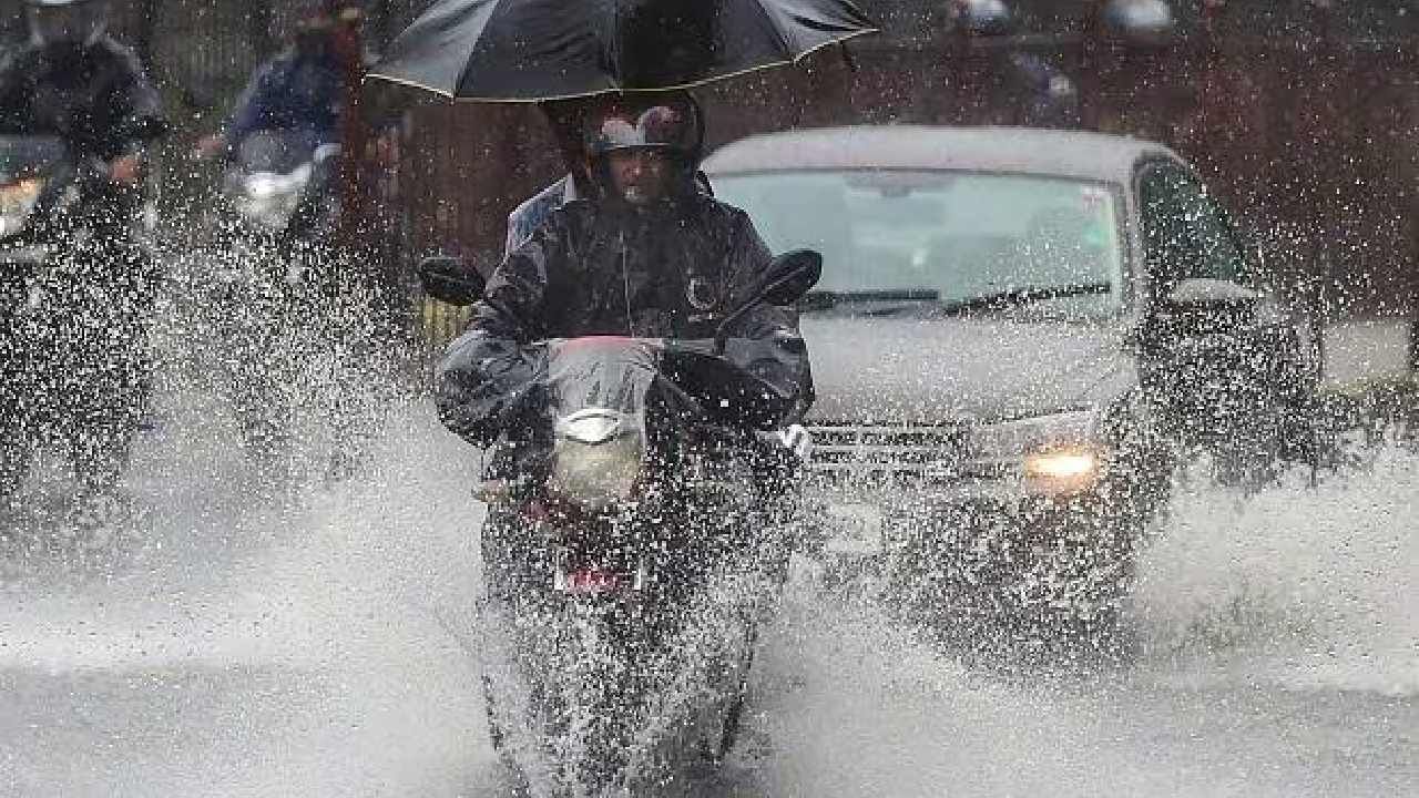 Karnataka Rain: ಕರ್ನಾಟಕದಾದ್ಯಂತ ಮುಂಗಾರು ಚುರುಕು, ಕರಾವಳಿ, ಉತ್ತರ, ದಕ್ಷಿಣ ಒಳನಾಡಿನ ಕೆಲವೆಡೆ ಭಾರಿ ಮಳೆ ಸಾಧ್ಯತೆ Karnataka Rain: ಕರ್ನಾಟಕದಾದ್ಯಂತ ಮುಂಗಾರು ಚುರುಕು, ಕರಾವಳಿ, ಉತ್ತರ, ದಕ್ಷಿಣ ಒಳನಾಡಿನ ಕೆಲವೆಡೆ ಭಾರಿ ಮಳೆ ಸಾಧ್ಯತೆ