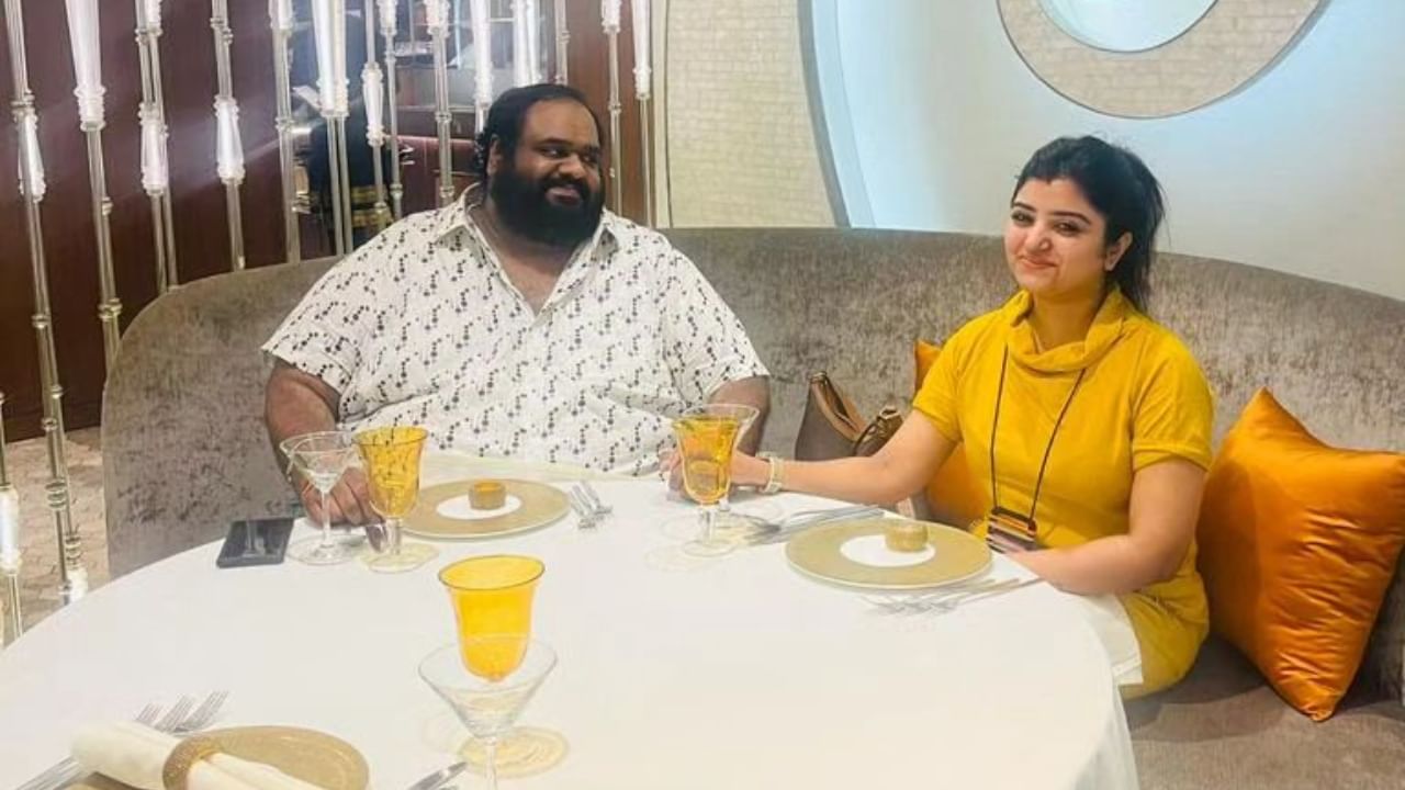 ವಿವಾಹ ವಾರ್ಷಿಕೋತ್ಸವ ಆಚರಿಸಿಕೊಂಡ ಬೆನ್ನಲ್ಲೇ ಅರೆಸ್ಟ್ ಆದ ರವೀಂದರ್ ಚಂದ್ರಶೇಖರನ್? ವಿವಾಹ ವಾರ್ಷಿಕೋತ್ಸವ ಆಚರಿಸಿಕೊಂಡ ಬೆನ್ನಲ್ಲೇ ಅರೆಸ್ಟ್ ಆದ ರವೀಂದರ್ ಚಂದ್ರಶೇಖರನ್?