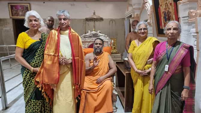 ಮಂತ್ರಾಲಯ ರಾಯರ ದರ್ಶನ ಪಡೆದ ರಿಷಿ ಸುನಕ್ ಪೋಷಕರು