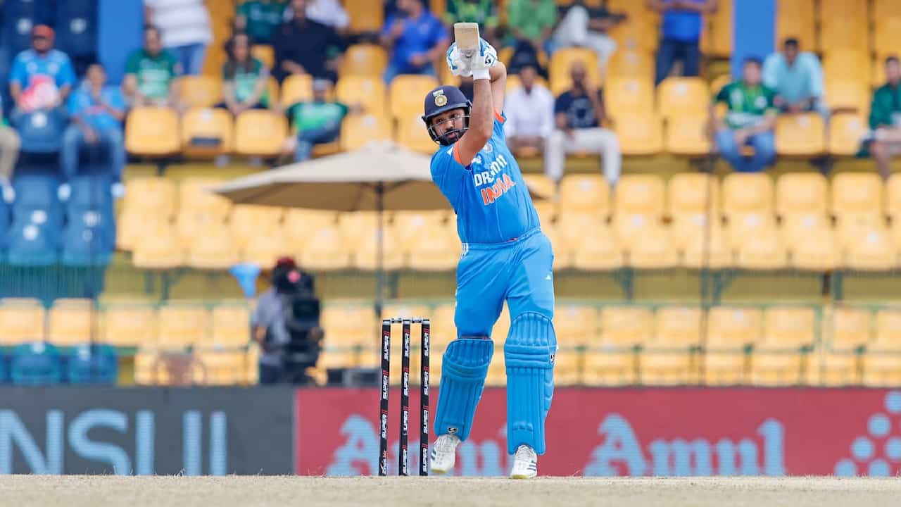 ಕೊಲಂಬೊದಲ್ಲಿ ನಡೆದ ಏಷ್ಯಾಕಪ್ನ ಸೂಪರ್-4 ಹಂತದ 4ನೇ ಪಂದ್ಯದಲ್ಲಿ ಶ್ರೀಲಂಕಾ ವಿರುದ್ಧ ರೋಹಿತ್ ಶರ್ಮಾ ಭರ್ಜರಿ ಬ್ಯಾಟಿಂಗ್ ಪ್ರದರ್ಶಿಸಿದ್ದರು. ಆರಂಭಿಕನಾಗಿ ಕಣಕ್ಕಿಳಿದಿದ್ದ ಹಿಟ್ಮ್ಯಾನ್ 48 ಎಸೆತಗಳಲ್ಲಿ 2 ಭರ್ಜರಿ ಸಿಕ್ಸ್ ಹಾಗೂ 7 ಫೋರ್ಗಳೊಂದಿಗೆ 53 ರನ್ ಬಾರಿಸಿದ್ದರು.