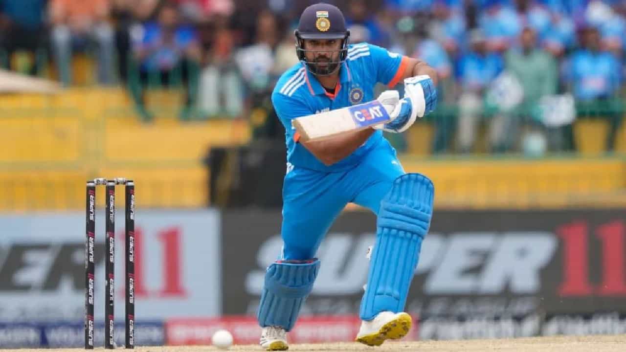 ಕೊಲಂಬೊದಲ್ಲಿ ನಡೆದ ಶ್ರೀಲಂಕಾ ವಿರುದ್ಧದ ಪಂದ್ಯದಲ್ಲಿ ಅರ್ಧಶತಕ ಬಾರಿಸುವ ಮೂಲಕ ರೋಹಿತ್ ಶರ್ಮಾ (53) ಏಕದಿನ ಕ್ರಿಕೆಟ್ನಲ್ಲಿ 10 ಸಾವಿರ ರನ್ ಪೂರೈಸಿದ್ದಾರೆ. ಈ ಮೂಲಕ ವೇಗವಾಗಿ 10 ಸಾವಿರ ರನ್ ಕಲೆಹಾಕಿದ ವಿಶ್ವದ 2ನೇ ಬ್ಯಾಟರ್ ಎನಿಸಿಕೊಂಡಿದ್ದಾರೆ.