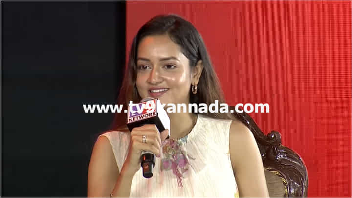 Shanvi Srivastava: ಮಾತೃಭಾಷೆ ಹಿಂದಿಯಾದರೂ ಕರುನಾಡಿನ ಮೇಲಿನ ಪ್ರೀತಿಗೆ ಕನ್ನಡ ಕಲಿತ ಶಾನ್ವಿ ಶ್ರೀವಾಸ್ತವ Shanvi Srivastava: ಮಾತೃಭಾಷೆ ಹಿಂದಿಯಾದರೂ ಕರುನಾಡಿನ ಮೇಲಿನ ಪ್ರೀತಿಗೆ ಕನ್ನಡ ಕಲಿತ ಶಾನ್ವಿ ಶ್ರೀವಾಸ್ತವ