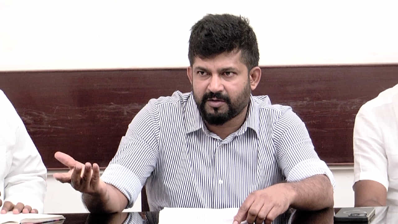 ಪ್ರತಾಪ್ ಸಿಂಹನನ್ನು ಸೋಲಿಸಿ ಎಂದ ಸಿದ್ದರಾಮಯ್ಯ, ಮಹಿಷಾ ದಸರಾ ಆರಂಭ ಮಾಡಿ ಮೈಸೂರಿನ ಸ್ವಾಸ್ಥ್ಯ ಕೆಡಿಸಿದ್ದು ಯಾರು ಅಂತ ಹೇಳಲಿ- ಸಂಸದ ಪ್ರತಾಪ್ ಪ್ರತಾಪ್ ಸಿಂಹನನ್ನು ಸೋಲಿಸಿ ಎಂದ ಸಿದ್ದರಾಮಯ್ಯ, ಮಹಿಷಾ ದಸರಾ ಆರಂಭ ಮಾಡಿ ಮೈಸೂರಿನ ಸ್ವಾಸ್ಥ್ಯ ಕೆಡಿಸಿದ್ದು ಯಾರು ಅಂತ ಹೇಳಲಿ- ಸಂಸದ ಪ್ರತಾಪ್