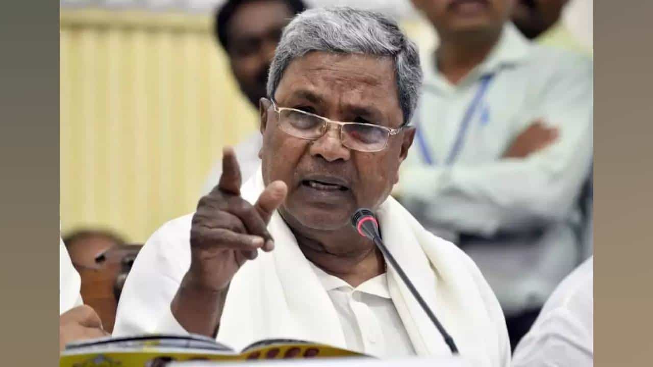 ರಾಜ್ಯಾದ್ಯಂತ ಡೆಂಗ್ಯೂ ಉಲ್ಬಣ: ಅಗತ್ಯ ಕ್ರಮ ಕೈಗೊಳ್ಳುವಂತೆ ಅಧಿಕಾರಿಗಳಿಗೆ ಸಿಎಂ ಸಿದ್ದರಾಮಯ್ಯ ಸೂಚನೆ ರಾಜ್ಯಾದ್ಯಂತ ಡೆಂಗ್ಯೂ ಉಲ್ಬಣ: ಅಗತ್ಯ ಕ್ರಮ ಕೈಗೊಳ್ಳುವಂತೆ ಅಧಿಕಾರಿಗಳಿಗೆ ಸಿಎಂ ಸಿದ್ದರಾಮಯ್ಯ ಸೂಚನೆ