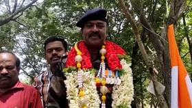 ಅಷ್ಟಾಗಿ ಜನ ಸೇರಲಿಲ್ಲ, ತುಂಬಾ ನೋವಿದೆ ಎಂದು ನಿವೃತ್ತ ಯೋಧ ಬೇಸರ ಅಷ್ಟಾಗಿ ಜನ ಸೇರಲಿಲ್ಲ, ತುಂಬಾ ನೋವಿದೆ ಎಂದು ನಿವೃತ್ತ ಯೋಧ ಬೇಸರ