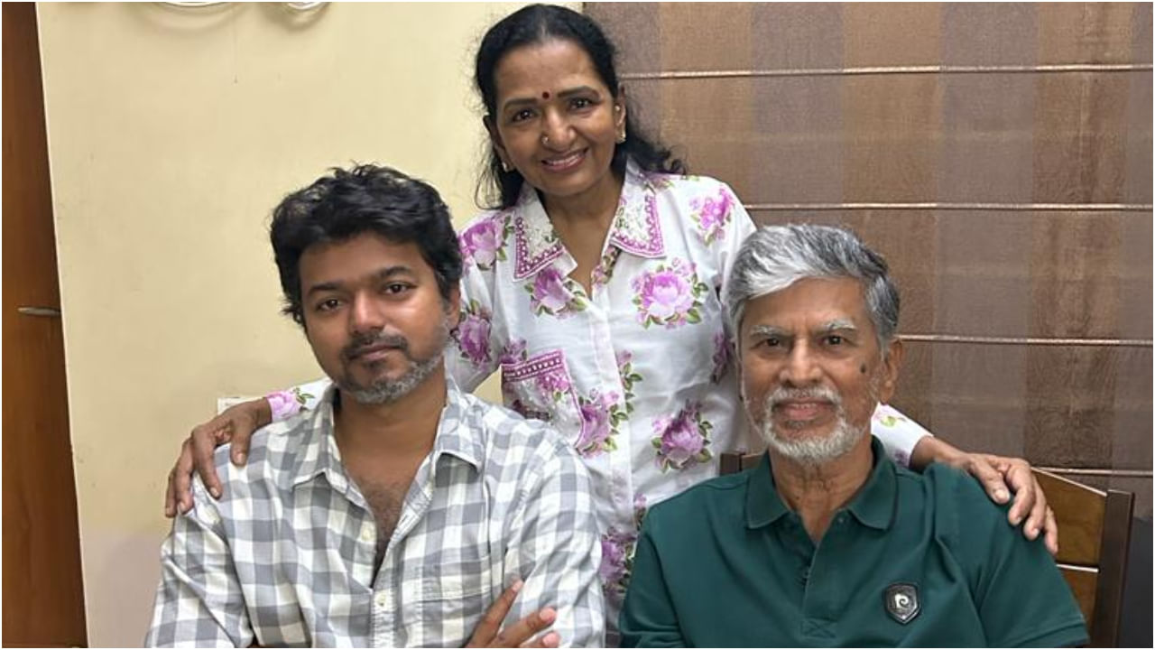 ಈ ಫೋಟೋದಿಂದ ಸ್ಪಷ್ಟವಾಯ್ತು ದಳಪತಿ ವಿಜಯ್ ಕುಟುಂಬದ ಒಳಗಿನ ಅಸಲಿ ವಿಚಾರ ಈ ಫೋಟೋದಿಂದ ಸ್ಪಷ್ಟವಾಯ್ತು ದಳಪತಿ ವಿಜಯ್ ಕುಟುಂಬದ ಒಳಗಿನ ಅಸಲಿ ವಿಚಾರ
