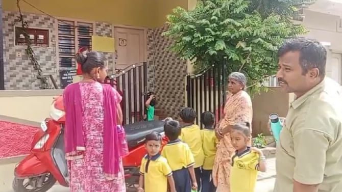 ಬಾಡಿಗೆ ಹಣ ಬಾಕಿ : ಅಂಗನವಾಡಿ ಕೇಂದ್ರಕ್ಕೆ ಬೀಗ ಜಡಿದ ಕಟ್ಟಡ ಮಾಲೀಕ ಬಾಡಿಗೆ ಹಣ ಬಾಕಿ : ಅಂಗನವಾಡಿ ಕೇಂದ್ರಕ್ಕೆ ಬೀಗ ಜಡಿದ ಕಟ್ಟಡ ಮಾಲೀಕ