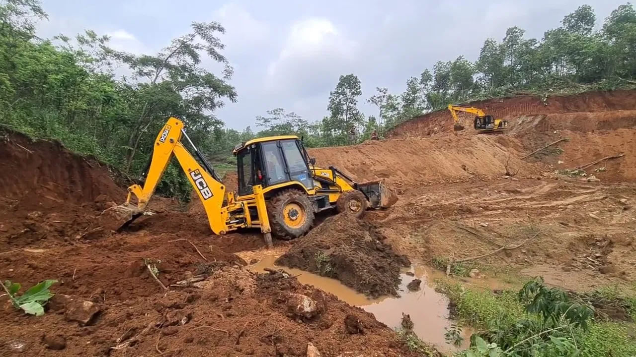 ಬಟ್ಟೆ-ಬೂಟಿಗೆ ಹಾನಿಯಾಗದಂತೆ JCB ಹತ್ತಿದ ಯುವಕರಿಬ್ಬರು ಸಮತೋಲನ ತಪ್ಪಿ ಏನಾದರು ನೊಡಿ!