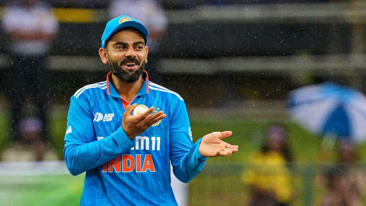 ಏಷ್ಯಾಕಪ್ನ 5ನೇ ಪಂದ್ಯದಲ್ಲಿ ಒಂದು ಕ್ಯಾಚ್ ಹಿಡಿಯುವ ಮೂಲಕ ವಿರಾಟ್ ಕೊಹ್ಲಿ 3 ದಾಖಲೆಗಳನ್ನು ತಮ್ಮದಾಗಿಸಿಕೊಂಡಿದ್ದಾರೆ. ಇದರ ಜೊತೆಗೆ ಏಕದಿನ ಕ್ರಿಕೆಟ್ನಲ್ಲಿ ಅತ್ಯಧಿಕ ಕ್ಯಾಚ್ ಹಿಡಿದ ವಿಶ್ವದ 4ನೇ ಆಟಗಾರ ಎನಿಸಿಕೊಂಡಿದ್ದಾರೆ.