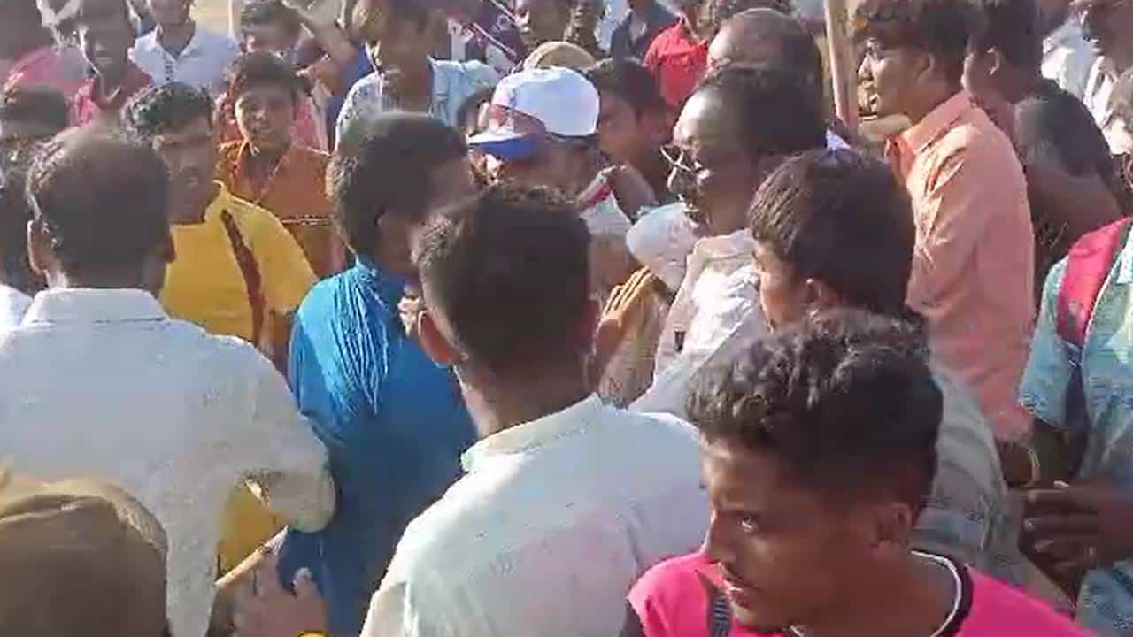 ಕಬ್ಬಡ್ಡಿ ಪಂದ್ಯದ ವೇಳೆ ತಪ್ಪು ತೀರ್ಪು ನೀಡಿದ ಆರೋಪ; ದೈಹಿಕ ಶಿಕ್ಷಕನ ಮೇಲೆ ಹಲ್ಲೆ ನಡೆಸಿದ ಯುವಕ ಕಬ್ಬಡ್ಡಿ ಪಂದ್ಯದ ವೇಳೆ ತಪ್ಪು ತೀರ್ಪು ನೀಡಿದ ಆರೋಪ; ದೈಹಿಕ ಶಿಕ್ಷಕನ ಮೇಲೆ ಹಲ್ಲೆ ನಡೆಸಿದ ಯುವಕ