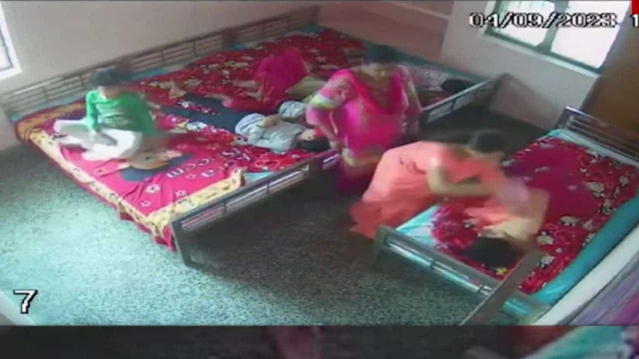 Viral Video: ಆಗ್ರಾ; ಸರ್ಕಾರಿ ಮಕ್ಕಳ ಆಶ್ರಮದಲ್ಲಿ ಅಪ್ರಾಪ್ತ ಬಾಲಕಿಗೆ ಚಪ್ಪಲಿಯಿಂದ ಥಳಿಸಿದ ಮಹಿಳಾ ಅಧಿಕಾರಿ; ತನಿಖೆಗೆ ಆದೇಶ Viral Video: ಆಗ್ರಾ; ಸರ್ಕಾರಿ ಮಕ್ಕಳ ಆಶ್ರಮದಲ್ಲಿ ಅಪ್ರಾಪ್ತ ಬಾಲಕಿಗೆ ಚಪ್ಪಲಿಯಿಂದ ಥಳಿಸಿದ ಮಹಿಳಾ ಅಧಿಕಾರಿ; ತನಿಖೆಗೆ ಆದೇಶ