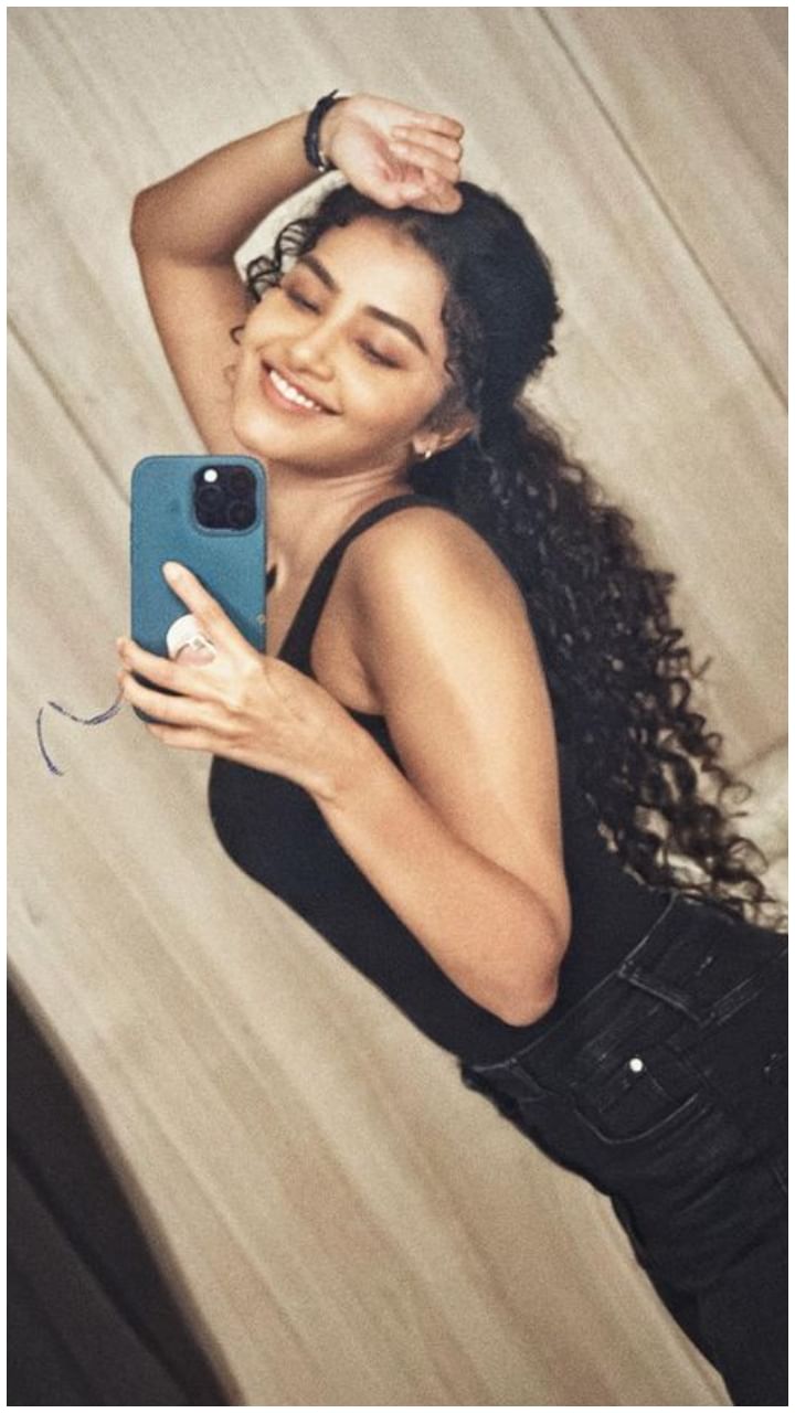 Anupama Parameswaran(34)