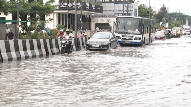 ಕಳೆದ ರಾತ್ರಿ ಸುರಿದ ಮಳೆಗೆ ಬೆಂಗಳೂರು- ಬನ್ನೇರುಘಟ್ಟ ಮುಖ್ಯರಸ್ತೆ ಜಲಾವೃತ