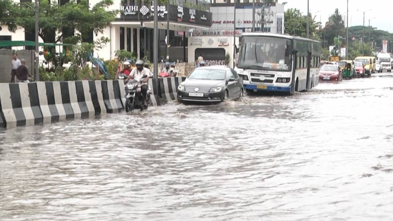 ಸಿಲಿಕಾನ್​ ಸಿಟಿಯಲ್ಲಿ ಕಳೆದ ರಾತ್ರಿ ಸುರಿದ ಧಾರಾಕಾರ ಮಳೆ; ಬೆಂಗಳೂರು- ಬನ್ನೇರುಘಟ್ಟ ಮುಖ್ಯರಸ್ತೆ ಜಲಾವೃತ