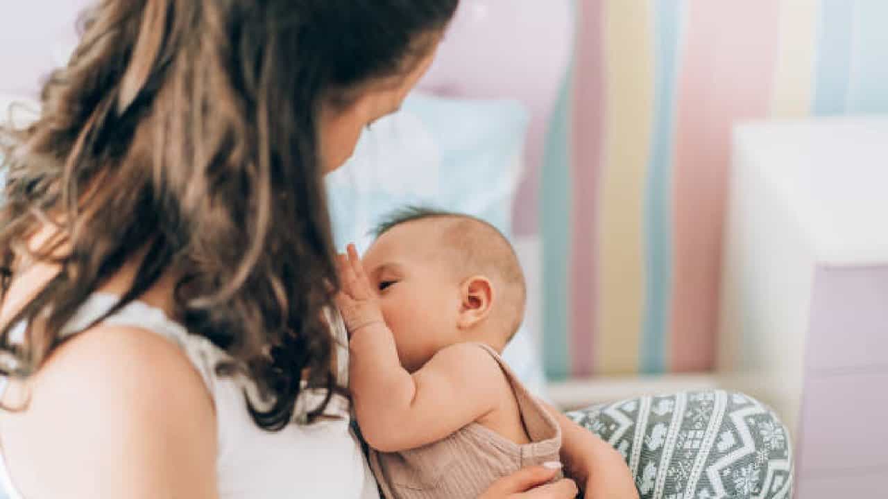 Breastfeeding: ಮಗುವಿಗೆ 6 ತಿಂಗಳ ನಂತರ ಎದೆಹಾಲು ಕುಡಿಸುವುದನ್ನು ನಿಲ್ಲಿಸಬೇಡಿ; ಇಲ್ಲಿದೆ ಕಾರಣ Breastfeeding: ಮಗುವಿಗೆ 6 ತಿಂಗಳ ನಂತರ ಎದೆಹಾಲು ಕುಡಿಸುವುದನ್ನು ನಿಲ್ಲಿಸಬೇಡಿ; ಇಲ್ಲಿದೆ ಕಾರಣ