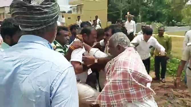 ಗ್ರಾಮಸ್ಥರು, ಸ್ಥಳೀಯ ವಕೀಲನ ಮದ್ಯೆ ಮಾರಾಮಾರಿ; ದೃಶ್ಯ ಮೊಬೈಲ್​ನಲ್ಲಿ ಸೆರೆ