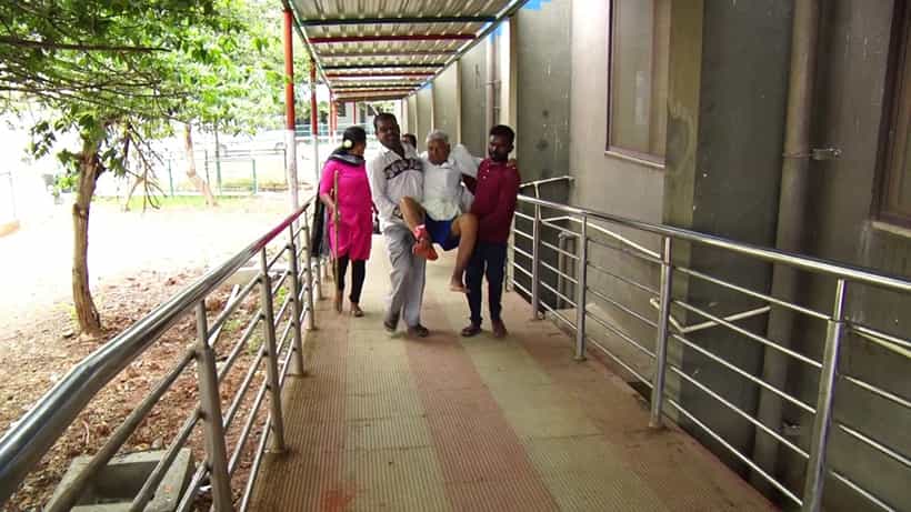 ಚಿಕ್ಕಬಳ್ಳಾಪುರ: ವೃದ್ಧನಿಗೆ ಚಿಕಿತ್ಸೆ ನೀಡಲು ಸತಾಯಿಸಿದ ಸರ್ಕಾರಿ ವೈದ್ಯರು, ವ್ಹೀಲ್ಚೇರ್ ಕೊಡದೇ ಸತಾಯಿಸಿದ ಸಿಬ್ಬಂದಿ