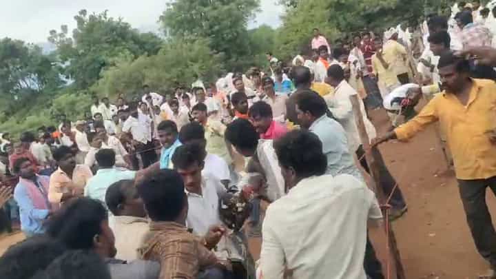 ಯಾದಗಿರಿ: ಕೋಳಿ ಪಂದ್ಯದ ವೇಳೆ ಹುಂಜಕ್ಕಾಗಿ ಎರಡು ಗುಂಪುಗಳ ನಡುವೆ ಮಾರಾಮಾರಿ ಯಾದಗಿರಿ: ಕೋಳಿ ಪಂದ್ಯದ ವೇಳೆ ಹುಂಜಕ್ಕಾಗಿ ಎರಡು ಗುಂಪುಗಳ ನಡುವೆ ಮಾರಾಮಾರಿ