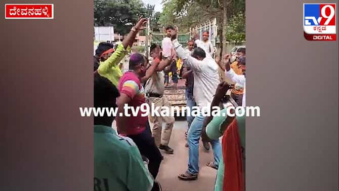 ಗಣೇಶ ವಿಸರ್ಜನೆಯಲ್ಲಿ ಕುಣಿದು ಕುಪ್ಪಳಿಸಿದ ಪೋಲೀಸರು; ಇಲ್ಲಿದೆ ವಿಡಿಯೋ