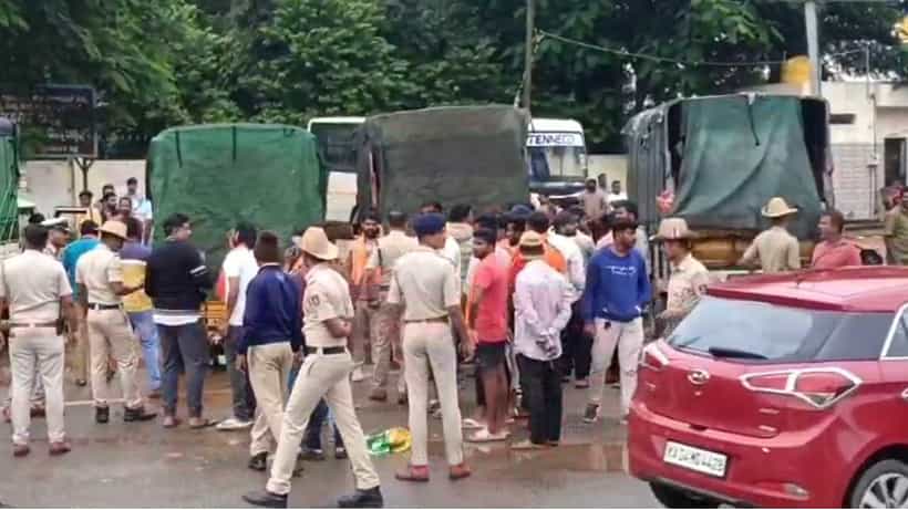ದೇವನಹಳ್ಳಿ: ಗೋಮಾಂಸ ಸಾಗಾಟ ತಡೆದು ಕಾರಿಗೆ ಬೆಂಕಿ ಹಚ್ಚಿದ್ದ ಶ್ರೀರಾಮಸೇನೆ ಕಾರ್ಯಕರ್ತರು ಪೊಲೀಸ್ ವಶಕ್ಕೆ