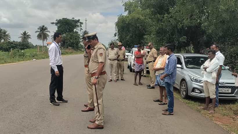 ರಾಮನಗರ: ಚುನಾವಣಾಧಿಕಾರಿ ಕಾರು ಅಡ್ಡಗಟ್ಟಿ ಬ್ಯಾಲೆಟ್ ಪೇಪರ್, ಲ್ಯಾಪ್ಟಾಪ್ ದೋಚಿದ ದುಷ್ಕರ್ಮಿಗಳು