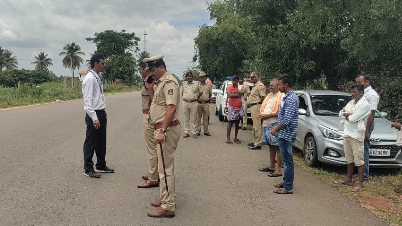 ರಾಮನಗರ: ಚುನಾವಣಾಧಿಕಾರಿ ಕಾರು ಅಡ್ಡಗಟ್ಟಿ ಬ್ಯಾಲೆಟ್ ಪೇಪರ್, ಲ್ಯಾಪ್ಟಾಪ್ ದೋಚಿದ ದುಷ್ಕರ್ಮಿಗಳು ರಾಮನಗರ: ಚುನಾವಣಾಧಿಕಾರಿ ಕಾರು ಅಡ್ಡಗಟ್ಟಿ ಬ್ಯಾಲೆಟ್ ಪೇಪರ್, ಲ್ಯಾಪ್ಟಾಪ್ ದೋಚಿದ ದುಷ್ಕರ್ಮಿಗಳು