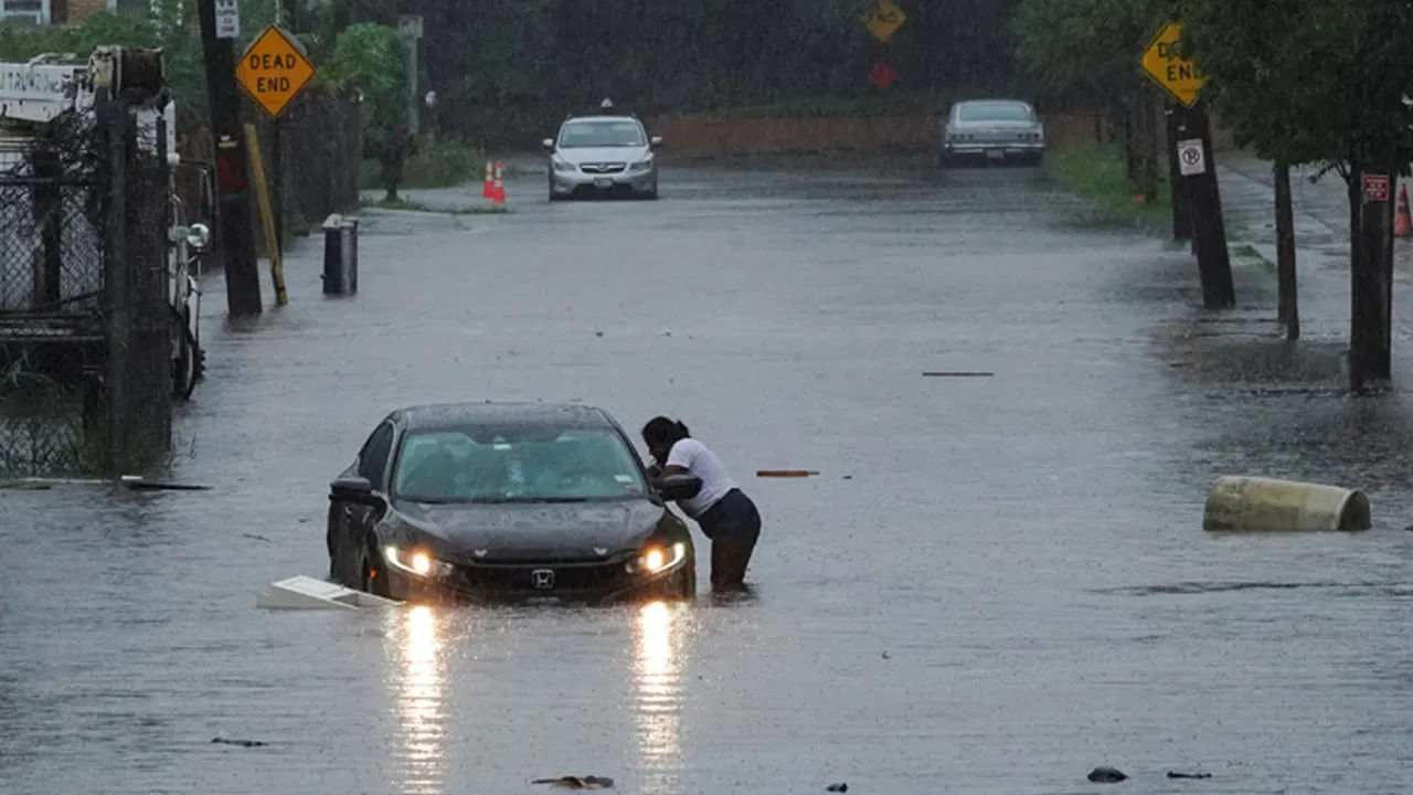 New York Rain-Floods: ನ್ಯೂಯಾರ್ಕ್ ಮಹಾನಗರದಲ್ಲಿ ಮಹಾ ಮಳೆ: ತುರ್ತು ಪರಿಸ್ಥಿತಿ ಘೋಷಿಸಿದ ರಾಜ್ಯಪಾಲ, ಮನೆಯಿಂದ ಹೊರಗೆ ಬರದಂತೆ ಜನರಿಗೆ ಎಚ್ಚರಿಕೆ New York Rain-Floods: ನ್ಯೂಯಾರ್ಕ್ ಮಹಾನಗರದಲ್ಲಿ ಮಹಾ ಮಳೆ: ತುರ್ತು ಪರಿಸ್ಥಿತಿ ಘೋಷಿಸಿದ ರಾಜ್ಯಪಾಲ, ಮನೆಯಿಂದ ಹೊರಗೆ ಬರದಂತೆ ಜನರಿಗೆ ಎಚ್ಚರಿಕೆ