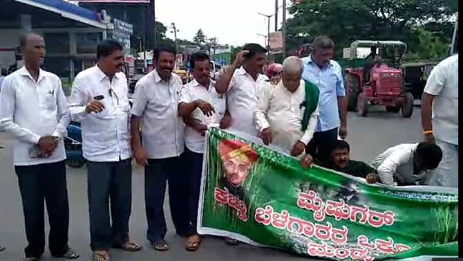 ಮಂಡ್ಯದಲ್ಲಿ ರೈತರ ಪ್ರತಿಭಟನೆ ತೀವ್ರ; ಹೆದ್ದಾರಿಯಲ್ಲಿ ಟ್ರಾಫಿಕ್ ಜಾಮ್