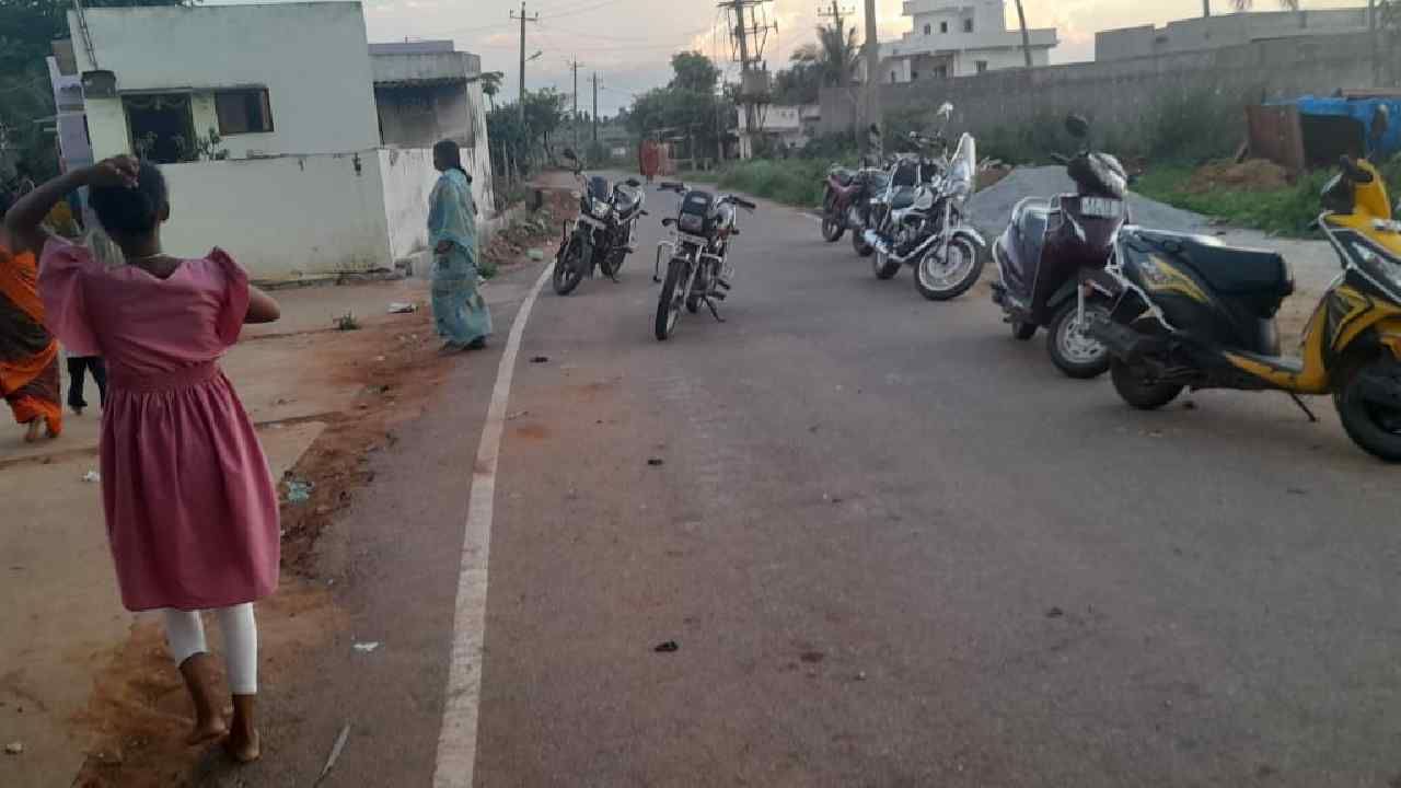 ಆನೇಕಲ್: ಗಣೇಶ ಮೂರ್ತಿ ವಿಸರ್ಜನೆ ಮಾಡಿ ಬರುವಾಗ ಗಲಾಟೆ; ಚಿನ್ನಯ್ಯನಪಾಳ್ಯ, ಸಿದ್ದನಪಾಳ್ಯದಲ್ಲಿ ಉದ್ವಿಗ್ನ ಪರಿಸ್ಥಿತಿ ಆನೇಕಲ್: ಗಣೇಶ ಮೂರ್ತಿ ವಿಸರ್ಜನೆ ಮಾಡಿ ಬರುವಾಗ ಗಲಾಟೆ; ಚಿನ್ನಯ್ಯನಪಾಳ್ಯ, ಸಿದ್ದನಪಾಳ್ಯದಲ್ಲಿ ಉದ್ವಿಗ್ನ ಪರಿಸ್ಥಿತಿ