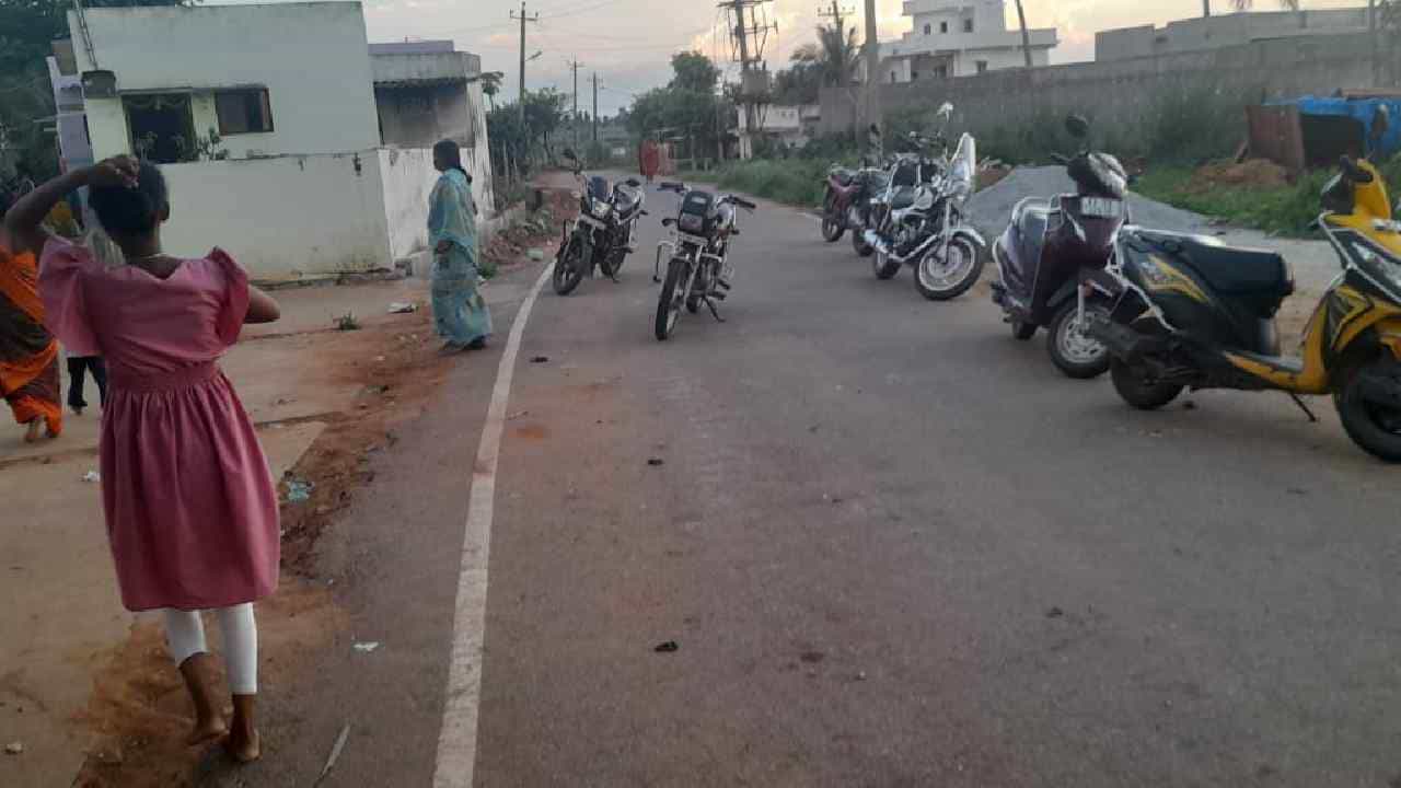 ಆನೇಕಲ್: ಗಣೇಶ ಮೂರ್ತಿ ವಿಸರ್ಜನೆ ಮಾಡಿ ಬರುವಾಗ ಗಲಾಟೆ; ಚಿನ್ನಯ್ಯನಪಾಳ್ಯ, ಸಿದ್ದನಪಾಳ್ಯದಲ್ಲಿ ಉದ್ವಿಗ್ನ ಪರಿಸ್ಥಿತಿ ಆನೇಕಲ್: ಗಣೇಶ ಮೂರ್ತಿ ವಿಸರ್ಜನೆ ಮಾಡಿ ಬರುವಾಗ ಗಲಾಟೆ; ಚಿನ್ನಯ್ಯನಪಾಳ್ಯ, ಸಿದ್ದನಪಾಳ್ಯದಲ್ಲಿ ಉದ್ವಿಗ್ನ ಪರಿಸ್ಥಿತಿ