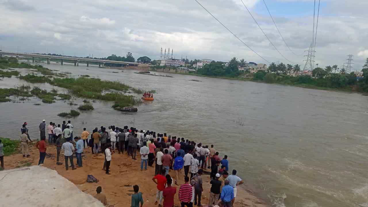 ಶಿವಮೊಗ್ಗ: ಕುರುಬರ ಪಾಳ್ಯದ ತುಂಗಾ ನದಿಯಲ್ಲಿ ನೀರುಪಾಲಾದ ಇಬ್ಬರು ಮೀನುಗಾರರು ಶಿವಮೊಗ್ಗ: ಕುರುಬರ ಪಾಳ್ಯದ ತುಂಗಾ ನದಿಯಲ್ಲಿ ನೀರುಪಾಲಾದ ಇಬ್ಬರು ಮೀನುಗಾರರು