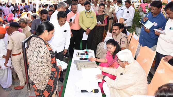 ಗದಗ: ಸಾರ್ವಜನಿಕರಿಗೆ ಸ್ಥಳದಲ್ಲಿಯೇ ಪರಿಹಾರ ನೀಡಿದ ಸಚಿವ ಎಚ್​ಕೆ ಪಾಟೀಲ