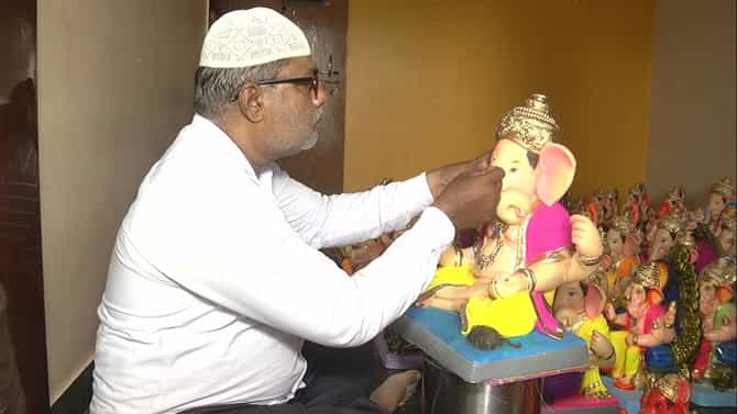 ಧರ್ಮ ಸಂಘರ್ಷದ ಮಧ್ಯೆ ಮುಸ್ಲಿಂ ಶಿಕ್ಷಕನ ಕೈಯಲ್ಲರಳಿದ ನೂರಾರ ಗಣಪ!