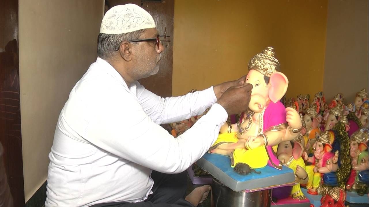 ಧರ್ಮ ಸಂಘರ್ಷದ ಮಧ್ಯೆ ಹಿಂದೂ ಮುಸ್ಲಿಂ ಭಾವೈಕ್ಯತೆ ಸಾರುತ್ತಿರುವ ಶಿಕ್ಷಕ; ಇತನ ಕೈಯಲ್ಲಿ ಅರಳಿವೆ ನೂರಾರು ಗಣಪ ವಿಗ್ರಹ ಧರ್ಮ ಸಂಘರ್ಷದ ಮಧ್ಯೆ ಹಿಂದೂ ಮುಸ್ಲಿಂ ಭಾವೈಕ್ಯತೆ ಸಾರುತ್ತಿರುವ ಶಿಕ್ಷಕ; ಇತನ ಕೈಯಲ್ಲಿ ಅರಳಿವೆ ನೂರಾರು ಗಣಪ ವಿಗ್ರಹ