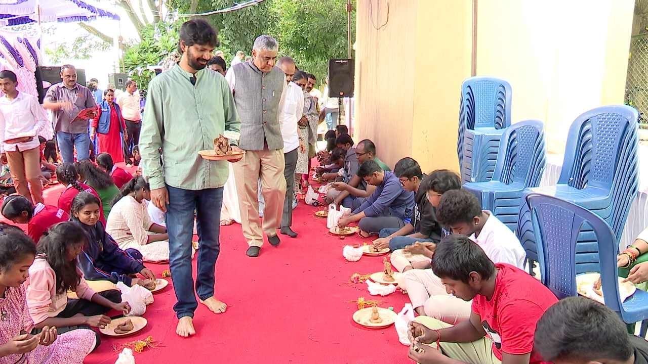 ಹೀಗೆ ಸಾಲಾಗಿ ಕುಳಿತ ಮಕ್ಕಳು ಹಾಗೂ ಪೋಷಕರು ಕೈಯಲ್ಲಿ ಮಣ್ಣನ್ನ ಹಿಡಿದುಕೊಂಡು ಗಣಪತಿಯನ್ನ ತಯಾರಿ ಮಾಡುತ್ತಿರೋ ದೃಶ್ಯ ಒಂದಡೆಯಾದರೆ ಇನ್ನೊಂದೆಡೆ ಗಣೇಶ ಹೇಗೆ ತಯಾರು ಮಾಡಬೇಕು ಎಂದು ಹೇಳುತ್ತಿರೋ ಶಿಕ್ಷಕರು. ಈ ದೃಶ್ಯಗಳೆಲ್ಲ ಕಂಡು ಬಂದದ್ದು ಬೆಂಗಳೂರಿನ ಹಲಸೂರು ಕೆರೆ ಬಳಿಯಲ್ಲಿ.