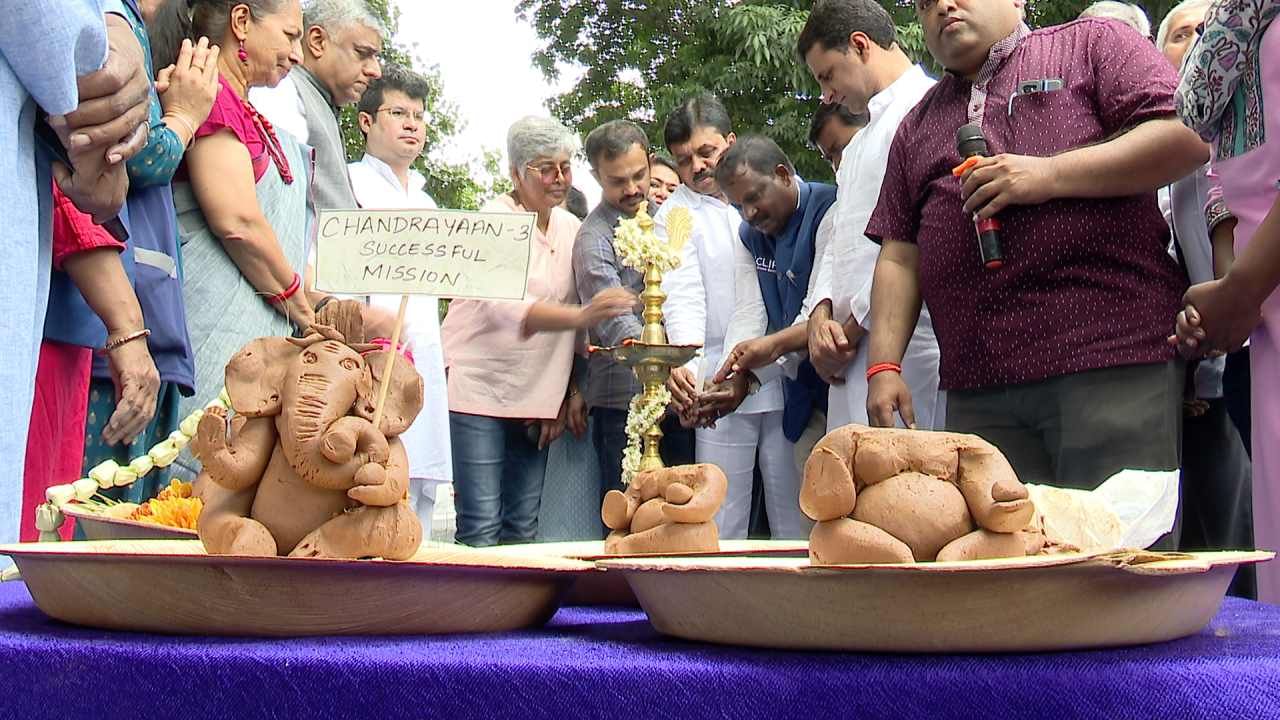 ಮತ್ತೊಂದೆಡೆ ಗೌರಿ ಹಬ್ಬದಲ್ಲಿ ಹೆಣ್ಣು ಮಕ್ಕಳು ಮಿಂಚಿದ್ರೆ, ಗಣೇಶ ಹಬ್ಬ ಬಂತೇದ್ರೆ ಗಂಡು ಮಕ್ಕಳ ಖುಷಿಯೇ ಬೇರೆ. ಪ್ರತಿ ವರ್ಷ ನಮ್ಮ ಏರಿಯಾದಲ್ಲಿ ಹೊಸ ಕಾನ್ಸೆಪ್ಟ್ ನಲ್ಲಿ ಗಣೇಶ ಕೂರಿಸಬೇಕು ಅಂತ ಅಂದುಕೊಳ್ಳುವವರಿಗೆ ಈ ವರ್ಷ ಚಂದ್ರಯಾನ-3ರ ವಿಶೇಷ ಗಣೇಶ ಕೈಬೀಸಿ ಕರೆಯುತ್ತಿದೆ. 