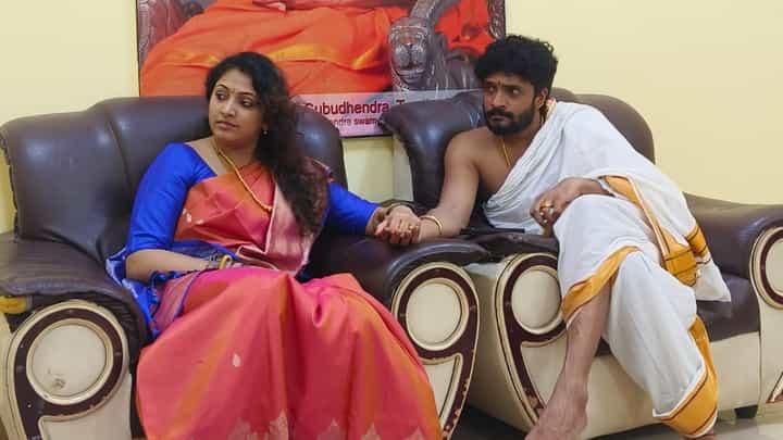 ಮಂತ್ರಾಲಯಕ್ಕೆ ತೆರಳಿ ರಾಯರ ದರ್ಶನ ಪಡೆದ ವಸಿಷ್ಠ ಸಿಂಹ-ಹರಿಪ್ರಿಯಾ ದಂಪತಿ ಮಂತ್ರಾಲಯಕ್ಕೆ ತೆರಳಿ ರಾಯರ ದರ್ಶನ ಪಡೆದ ವಸಿಷ್ಠ ಸಿಂಹ-ಹರಿಪ್ರಿಯಾ ದಂಪತಿ